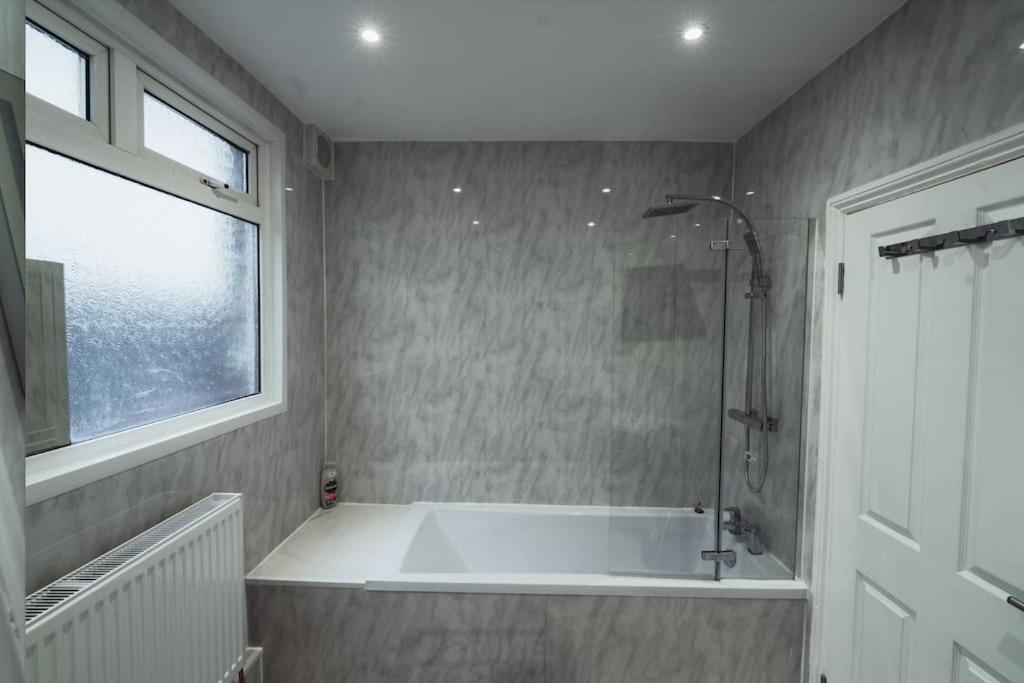 1 Bed - Wifi - Pet Friendly - Harrow Apartman Kültér fotó